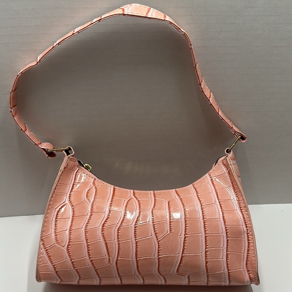 Vintage pink baguette bag with a croc-embossed pattern. - Picture 1 of 11